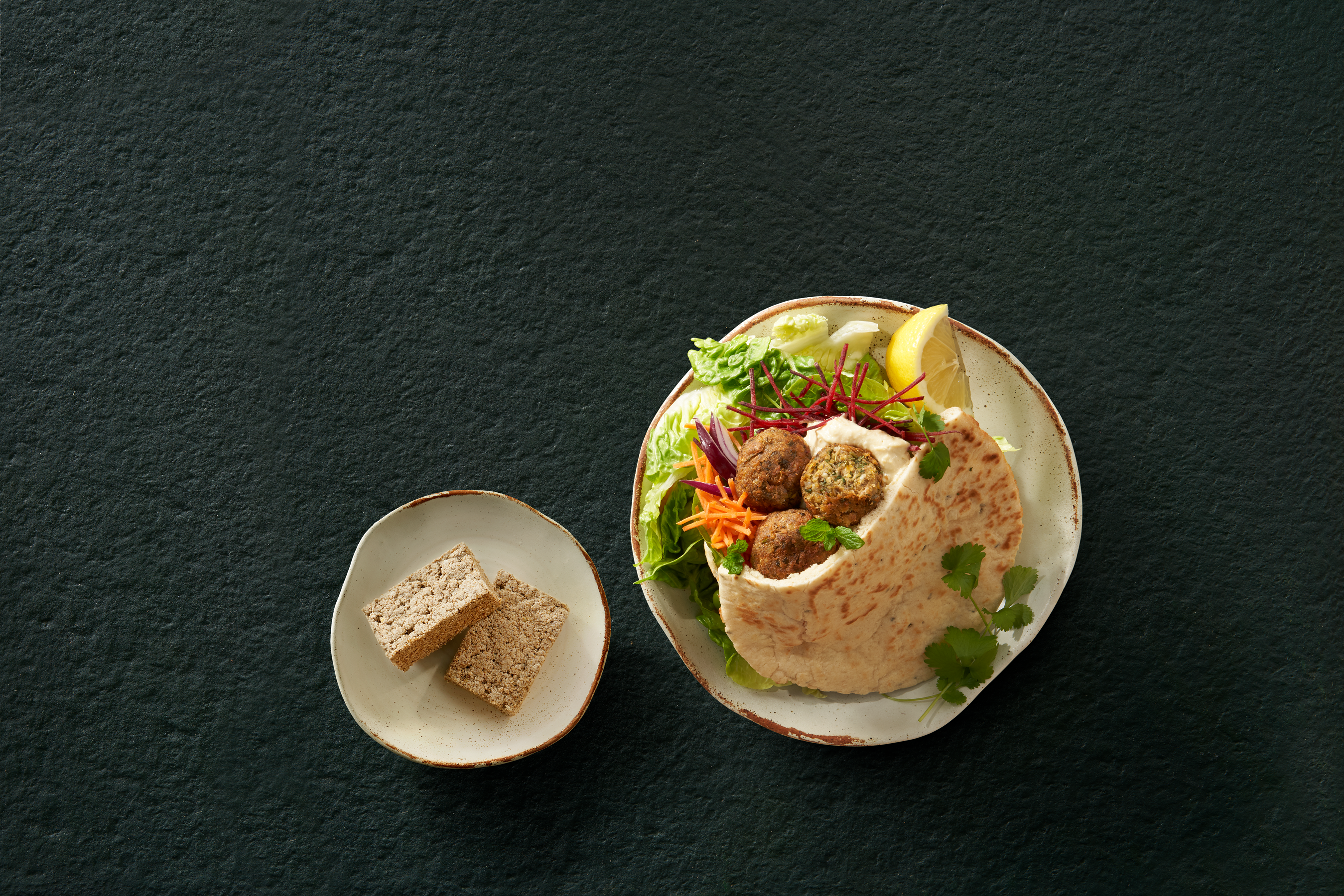 falafel liggend met ingredient licht